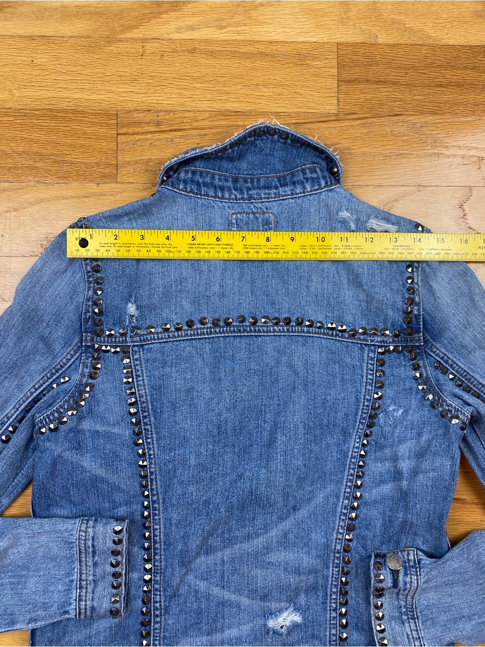 American Eagle Studded jean jacket Size M Distressed Denim Rocker Chic Country - Picture 12 of 12